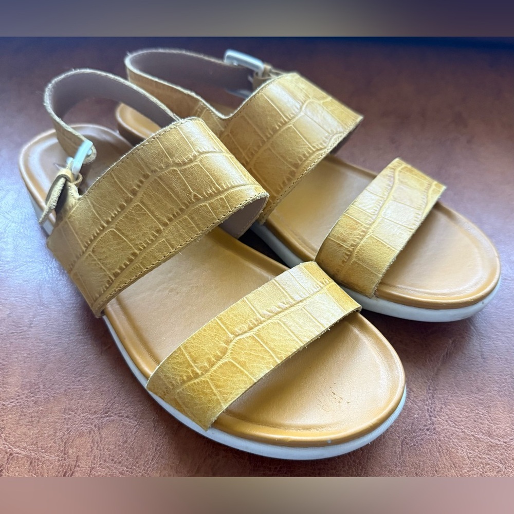Naturalizer Emory Sandals 6.5N Yellow Croc Embossed Leather Buckle Comfort Flat
